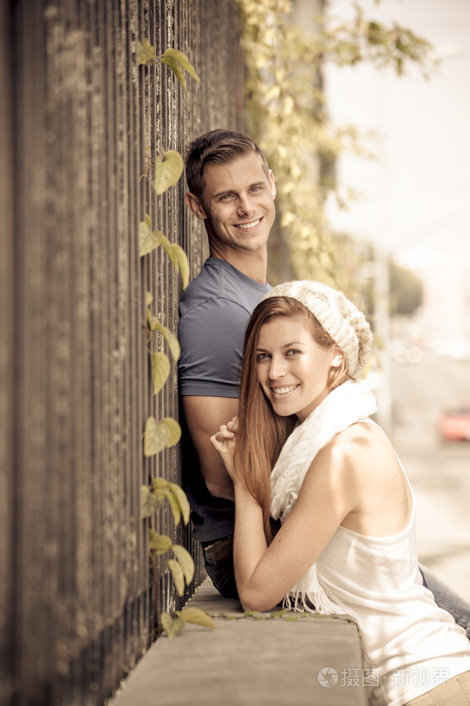 年轻情侣约会玩照片-正版商用图片06hz5k-摄图新视界
