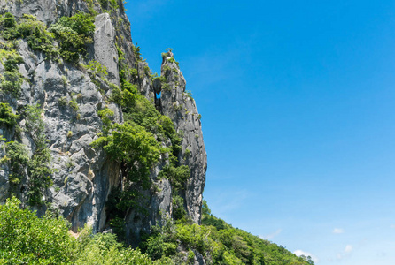 石头或岩石山或山与绿色树和蓝天和水和云在考党运河武里府泰国。景观或