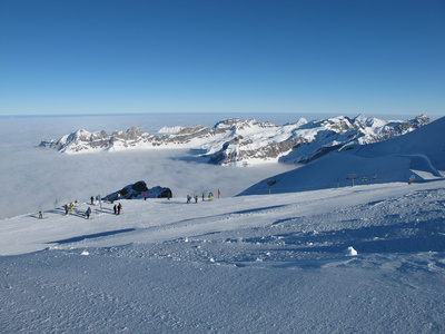 滑雪斜坡上的铁力士 海雾和山