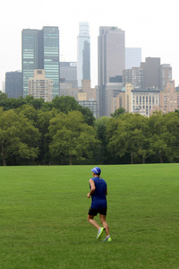在纽约中央公园慢跑的男人