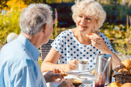 老年吃水果图片