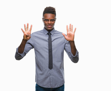 年轻的非洲裔美国人的商业男子在孤立的背景显示和指向九的手指, 而微笑着自信和快乐