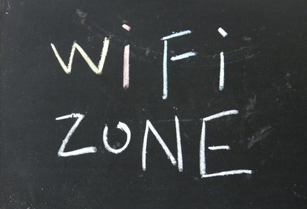 黑板上用粉笔写的 wifi 区域标题