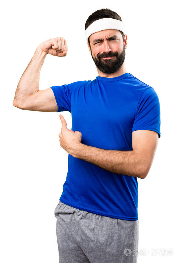 滑稽的运动员在孤立的白色backgrou上做强的手势