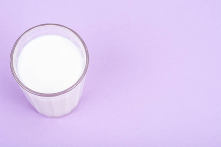 明亮的背景牛奶玻璃