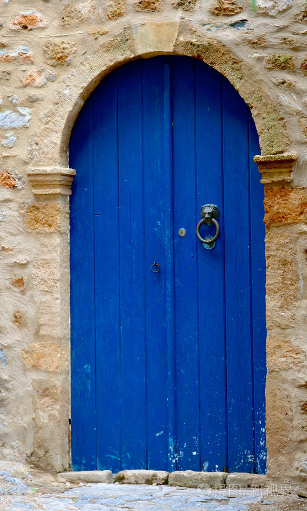 在希腊的莫奈姆瓦夏镇的蓝色门.