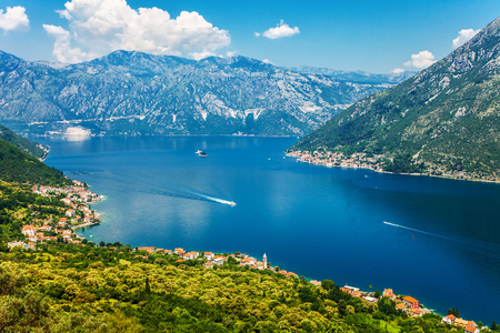 美丽的小山和海景