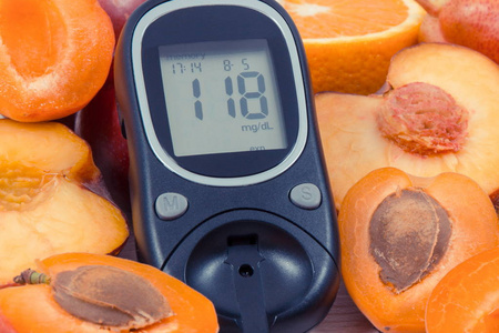 血糖计与血糖水平和含有营养维生素和矿物质的水果对糖尿病患者健康生活方式的研究