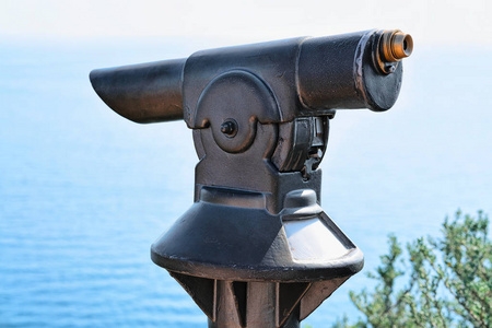 在卡普里岛上的望远镜和第勒尼安海海