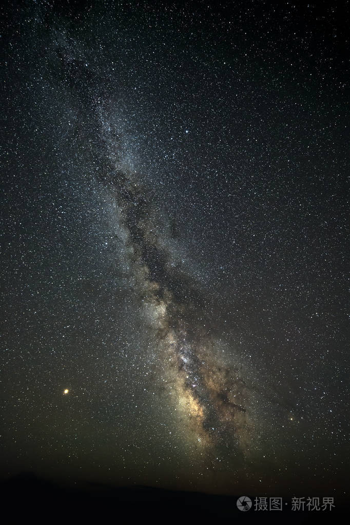在夏日黄昏的夜空中, 银河的璀璨星辰