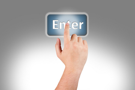 男人的手按下 enter 按钮照片