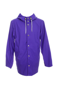 紫色的雨衣被隔离在白色背景上。在雨中行走的衣服, 穿上白色背景的经典雨衣