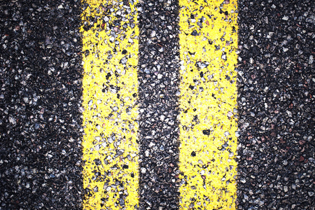 沥青道路纹理与黄色条纹