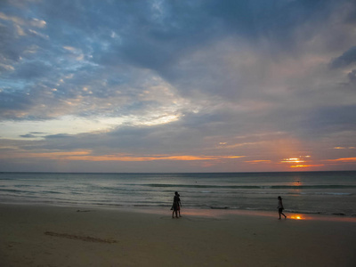 在普吉岛卡伦海滩美丽的 ssunset 在泰国