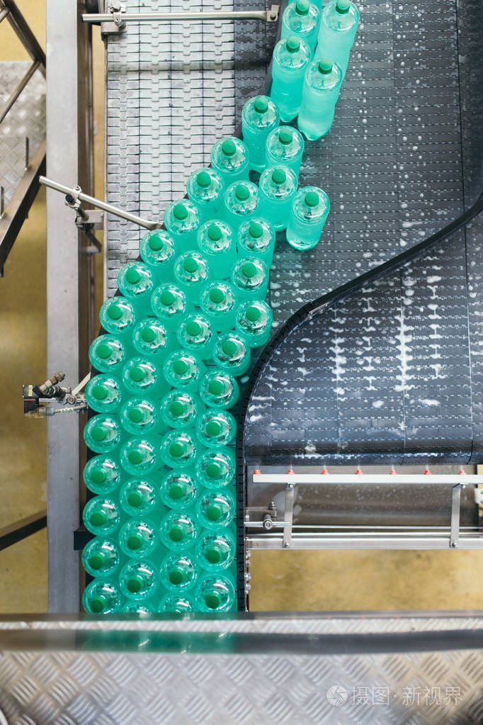 工业工厂室内和机械。机器生产线用于加工和装瓶纯净的泉水入罐和瓶