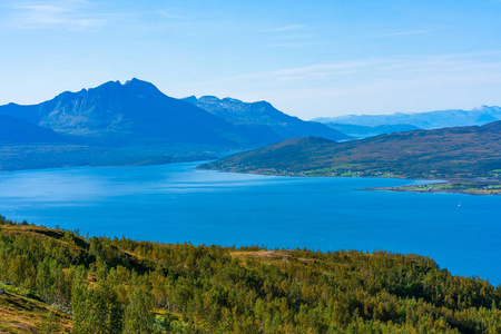 挪威特罗姆瑟和 Tromsoysundet 海峡周围山脉和丘陵的鸟瞰图