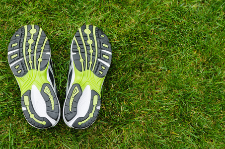 运动鞋鞋底在草地上
