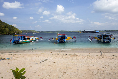 海滩上的双体船, 印尼 Penida