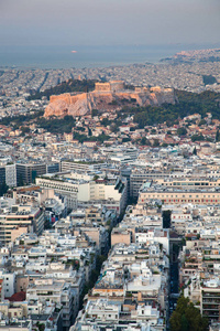 雅典的城市景观在清晨与雅典卫城看到从莱卡拜图斯山, 在城市的最高点