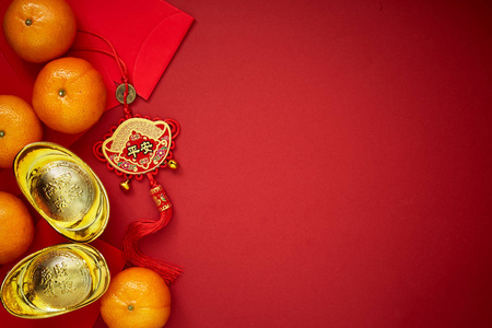 中国结,中国金锭和繁体中文结 (外文指福),红信封,鲜橙装饰,红纸背景