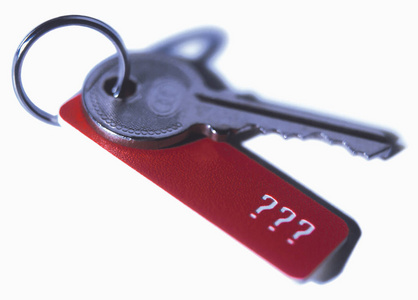 银色钢钥匙和钥匙扣的特写看法在白色背景被隔绝的问题标记