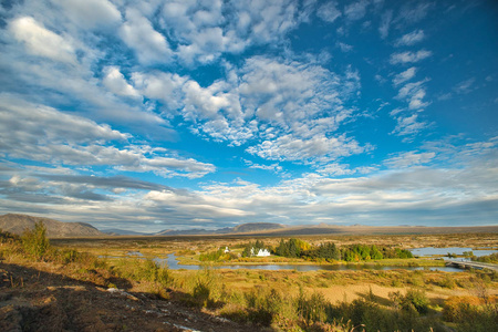 Thingvellir 教会与 Thingvalla 湖在 Thingvellir 国家公园在多云天, 冰岛