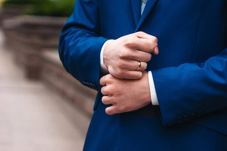 一个穿蓝色夹克的男人扣