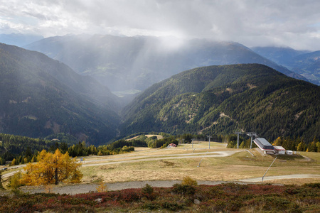 Baernbissbahn 滑雪胜地 Goldeck 的缆车站。阿尔卑斯山, 克恩顿, 奥地利