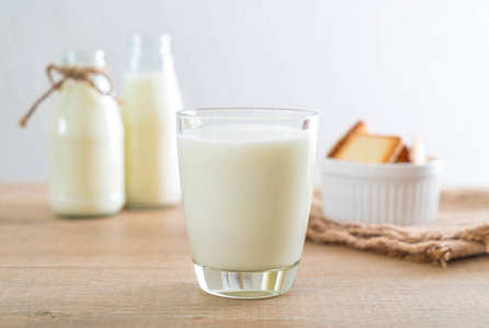 一杯新鲜的牛奶照片