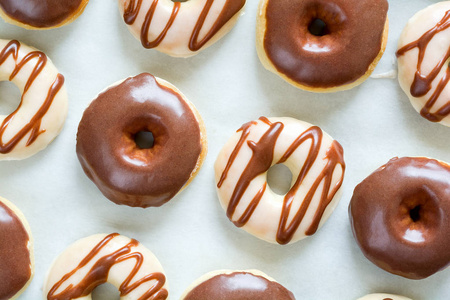 白巧克力甜甜圈图片-白巧克力甜甜圈素材-白巧克力甜甜圈插画-摄图新