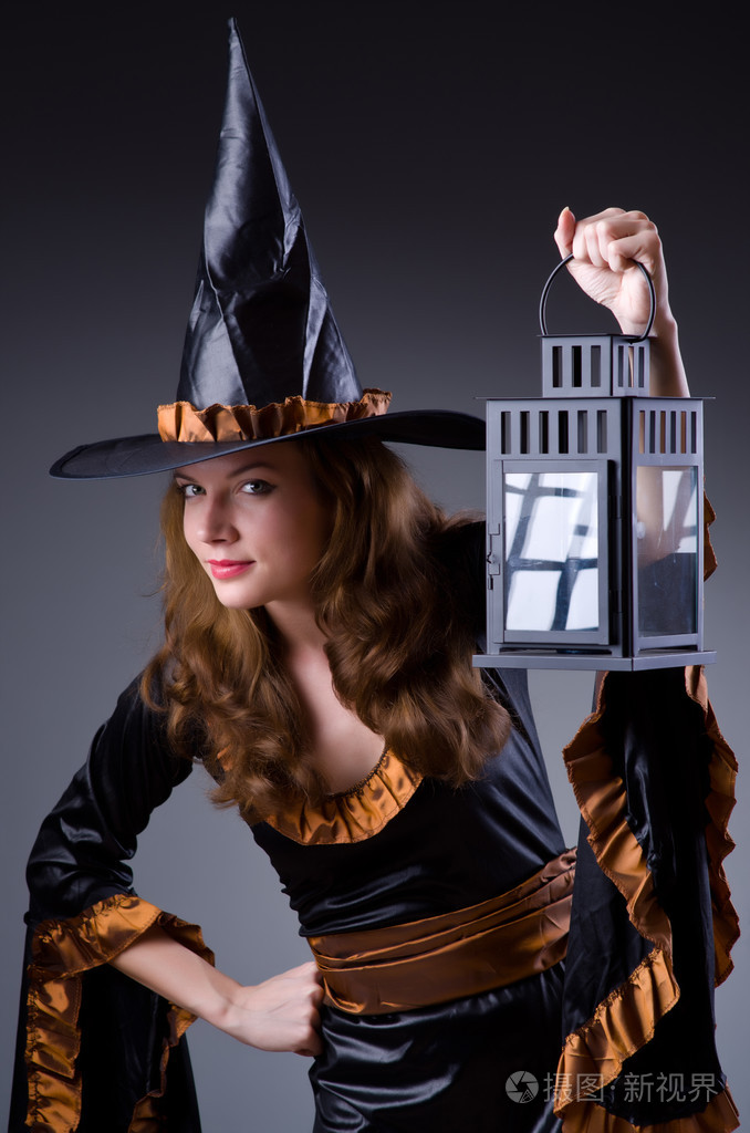 在可怕的万圣节概念巫婆