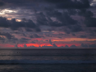 在普吉岛卡伦海滩美丽的 ssunset 在泰国