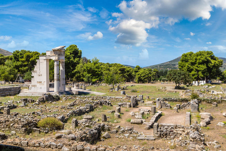 在 Epidavros，希腊废墟