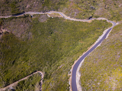 盘山公路的法国海岸的鸟瞰图。帽科西嘉半岛，科西嘉岛。海岸线长。法国