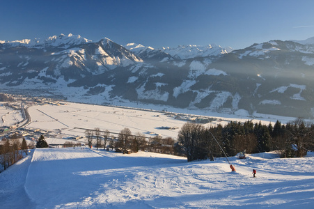 卡普伦，kitzsteinhorn 冰川的滑雪胜地。奥地利