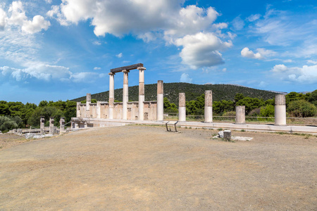 在 Epidavros，希腊废墟