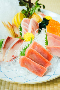 原料和新鲜的生鱼片鱼肉日本的食物风格