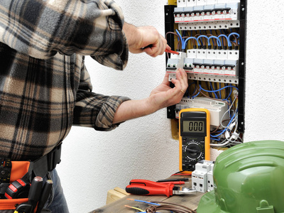 电工技术员 at 住宅电气面板工作照片