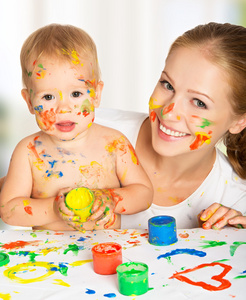 母亲和婴儿油漆颜色脏