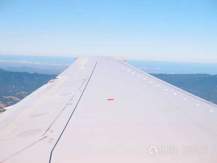 旧金山2013年6月13日 在旧金山和大洋上空上空飞翔的航空飞机机翼