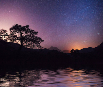 在海面上繁星闪烁的天空。梦幻般的银河。流星雨。喀尔巴阡山.乌克兰欧洲