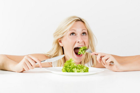 女人吃绿色沙拉