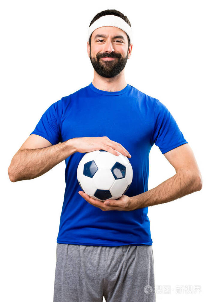 快乐滑稽的运动员拿着一个足球在孤立的白色 ba