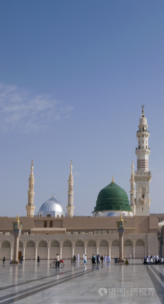 梅迪纳4月22日朝圣者步行在麦地那圣寺清真寺