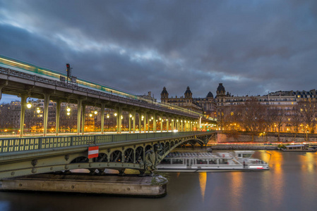 穿越巴黎塞纳河的桥蓬 Hakeim