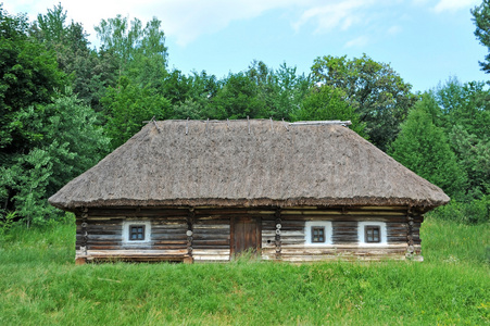 古代用稻草屋顶的小屋图片