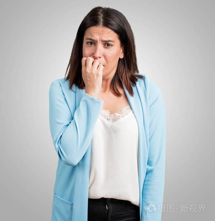 中年妇女咬指甲, 紧张, 很着急, 害怕未来, 感到恐慌和压力