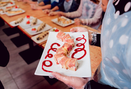 孩子们准备寿司和面包卷。餐厅的大师级