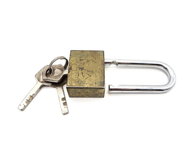 钥匙卡在白色背景查出的旧锁里