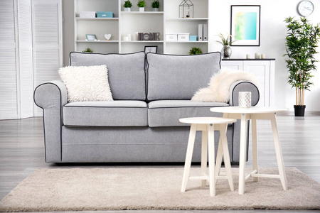 舒适的灰色沙发在现代房间
